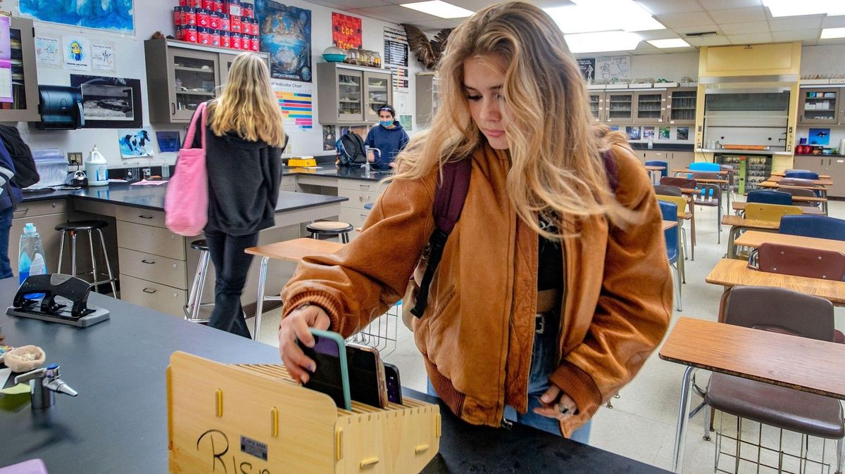 Nizozemsko zakáže mobily ve školních třídách